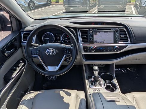 Used 2019 Toyota Highlander XLE AWD/4WD image 18