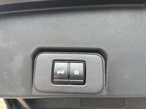 Used 2025 Nissan Rogue SL AWD/4WD image 17