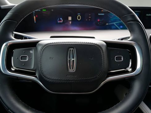 Used 2025 Lincoln Nautilus Premier w/ Equipment Group 102A AWD/4WD image 18