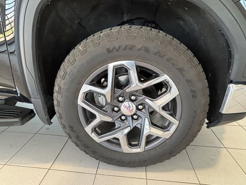 Used 2025 GMC Sierra 1500 SLT w/ SLT Premium Plus Package AWD/4WD image 4