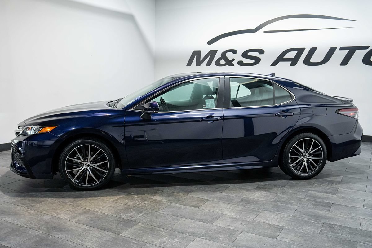 Used 2022 Toyota Camry SE FWD image 3