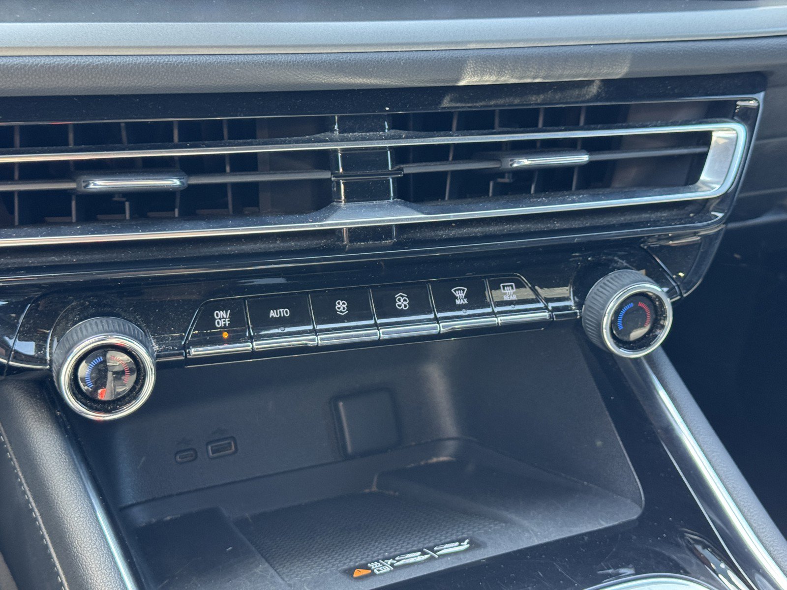 Used 2025 Chevrolet Traverse LT FWD image 23