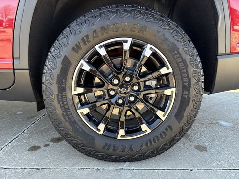 Used 2024 Chevrolet Traverse Z71 w/ Enhanced Driving Package image 9