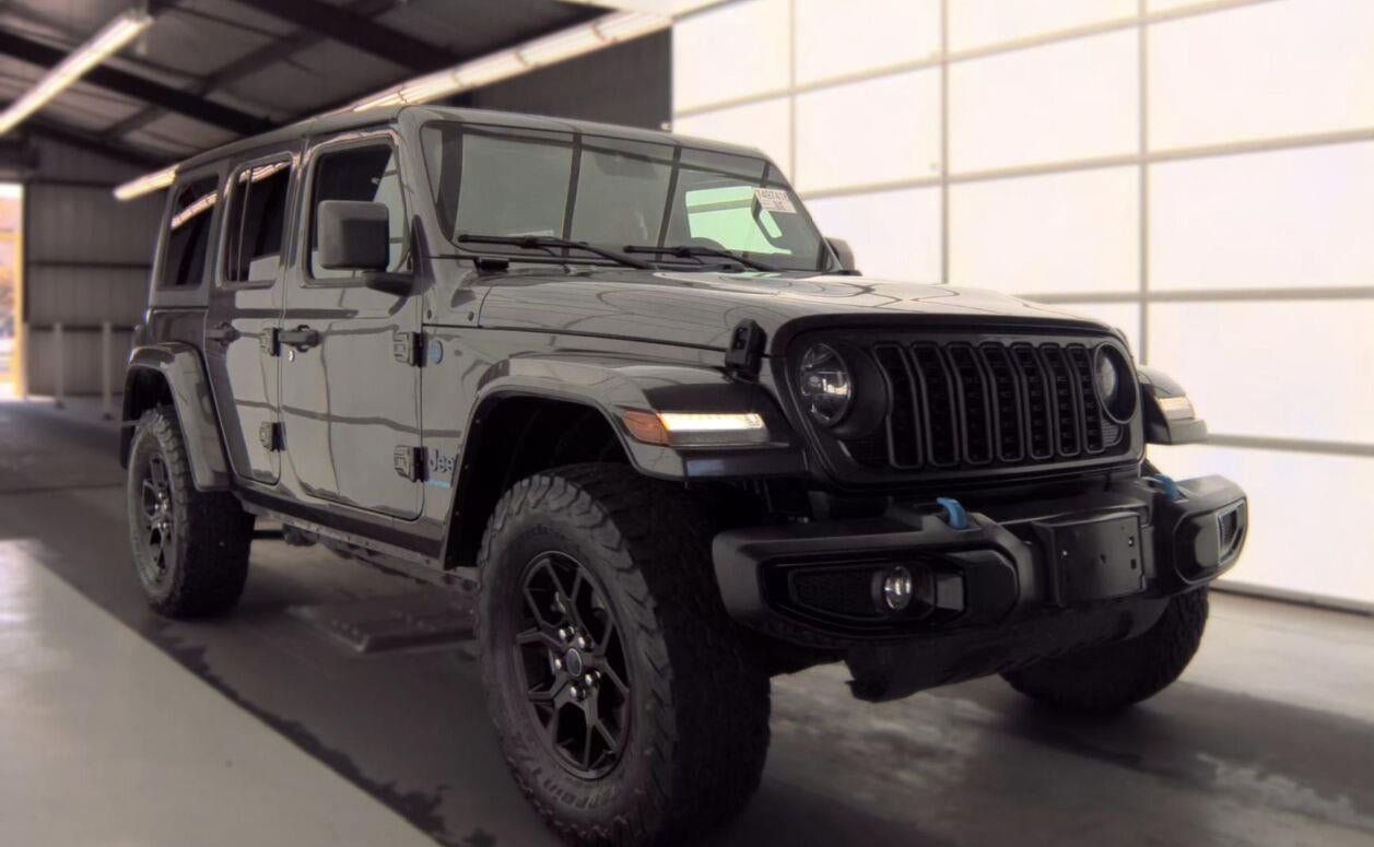 Used 2024 Jeep Wrangler Unlimited w/ Convenience Group AWD/4WD image 1