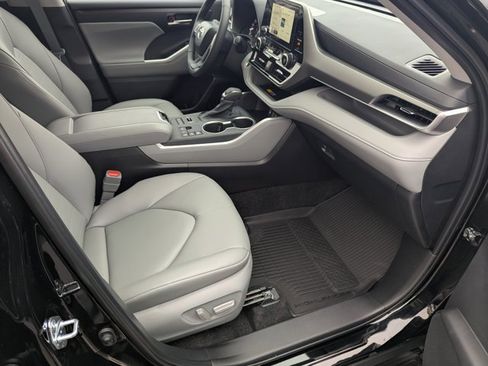 Used 2026 Toyota Highlander XLE image 12