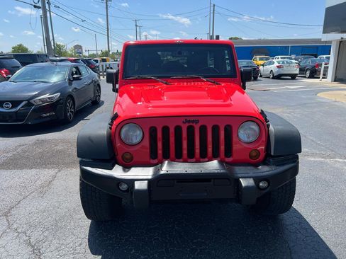 Used 2013 Jeep Wrangler Unlimited Sahara w/ Dual Top Group AWD/4WD image 8