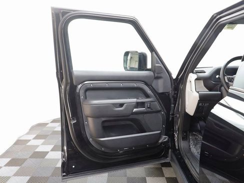 Used 2025 Land Rover Defender 110 S image 5