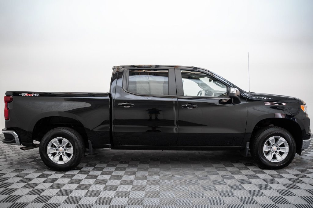 Used 2025 Chevrolet Silverado 1500 LT AWD/4WD image 4