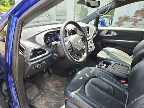 Used 2021 Chrysler Pacifica Touring-L w/ Uconnect Theater Family Group FWD image 13