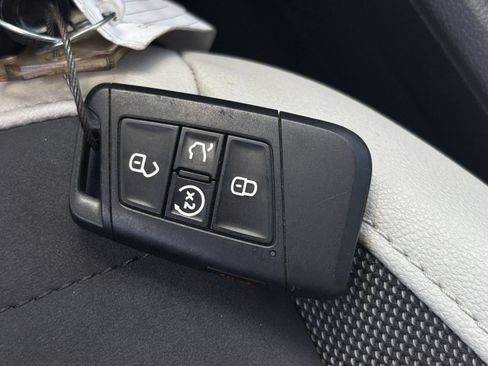 Used 2025 Volkswagen Taos SE FWD image 21