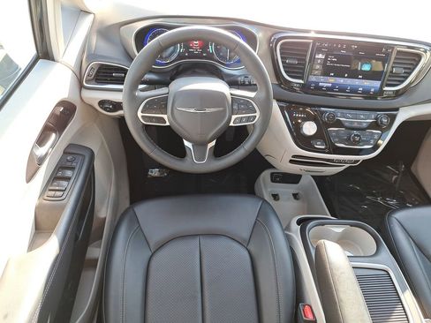 Used 2024 Chrysler Pacifica Touring-L image 10