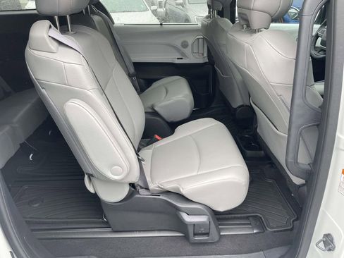 Used 2025 Toyota Sienna XLE image 46