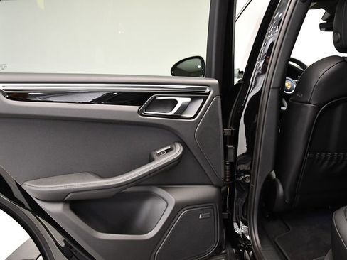 Used 2025 Porsche Macan image 41