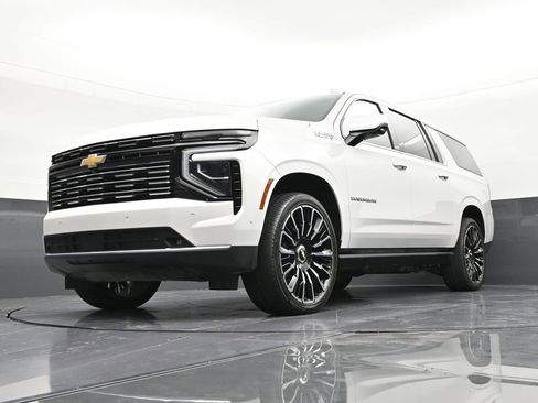 Used 2025 Chevrolet Suburban High Country AWD/4WD image 19