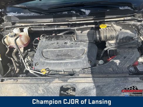 Used 2023 Chrysler Pacifica Touring-L image 8