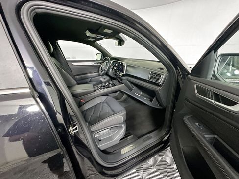 Used 2025 Volkswagen Atlas Cross Sport SE image 31