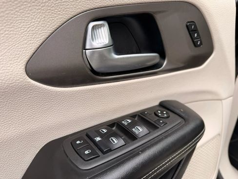 Used 2021 Chrysler Pacifica Touring-L FWD image 31
