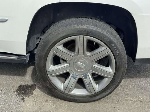 Used 2019 Cadillac Escalade Premium Luxury RWD image 14