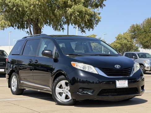 Used 2017 Toyota Sienna LE w/ Protection Package FWD image 2