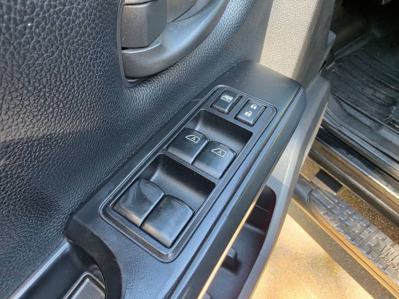 Used 2017 Nissan Titan S AWD/4WD image 12