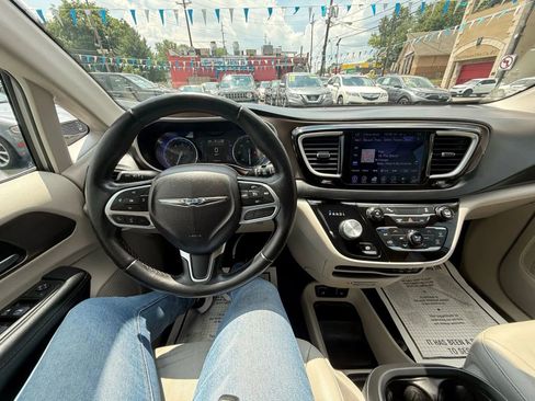 Used 2017 Chrysler Pacifica Touring-L w/ Tire & Wheel Group image 42