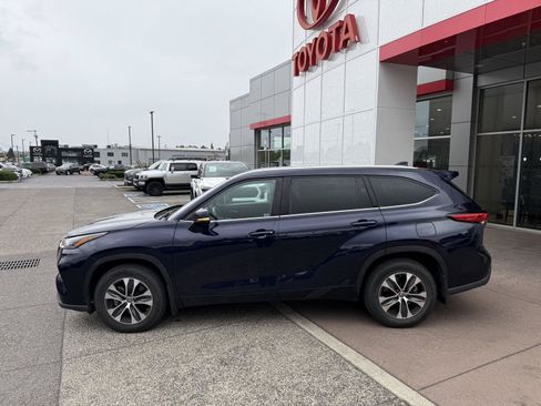 Used 2021 Toyota Highlander XLE AWD/4WD image 3