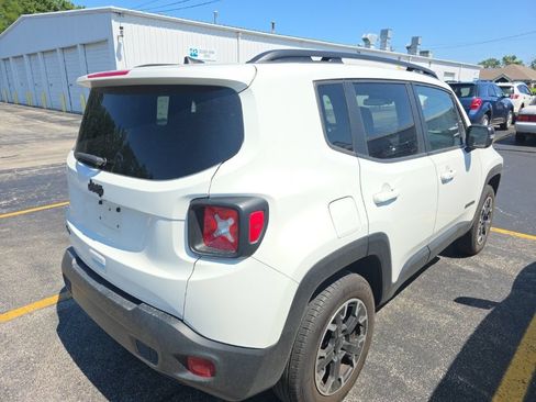 Used 2023 Jeep Renegade Latitude AWD/4WD image 2