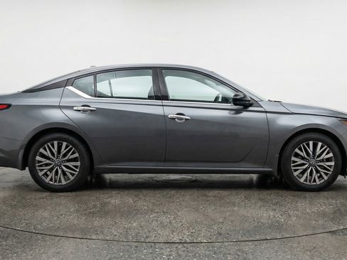 Used 2025 Nissan Altima 2.5 SV FWD image 11
