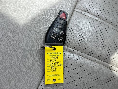 Used 2016 Chrysler Town & Country Touring-L w/ Driver Convenience Group image 15