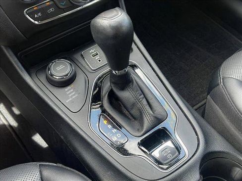 Used 2022 Jeep Cherokee Limited image 19