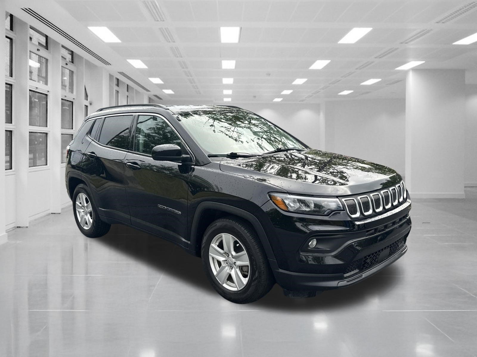 Used 2022 Jeep Compass Latitude FWD image 3