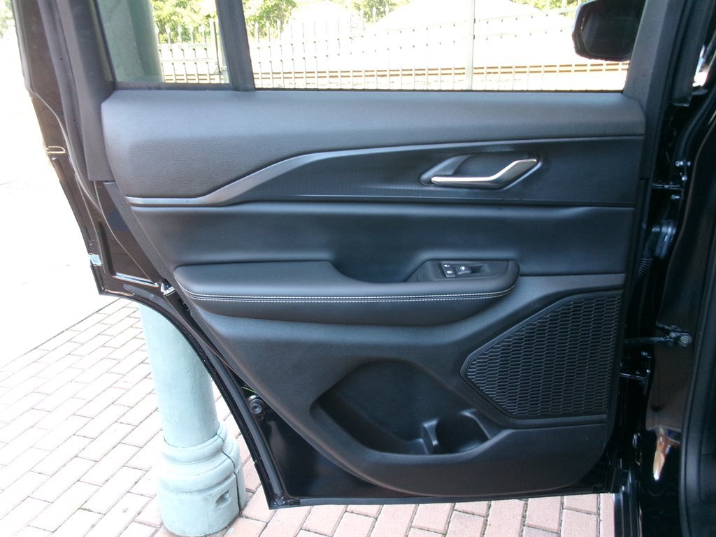 Used 2025 Jeep Grand Cherokee Altitude AWD/4WD image 29