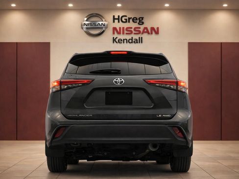 Used 2022 Toyota Highlander LE AWD/4WD image 6