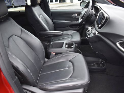 Used 2025 Chrysler Pacifica Select FWD image 14