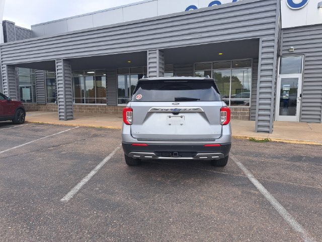 Used 2023 Ford Explorer XLT w/ Equipment Group 202A AWD/4WD image 4