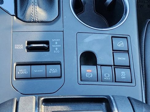 Used 2023 Toyota Highlander XLE image 26