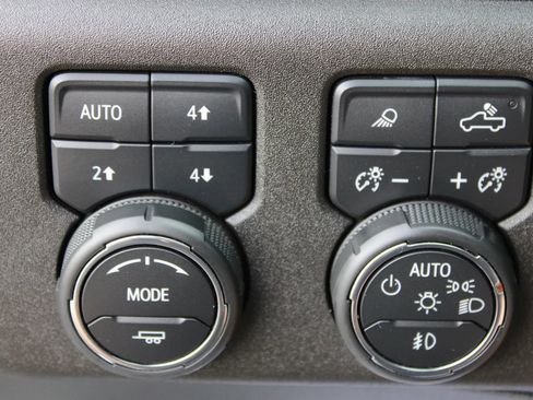 Used 2023 Chevrolet Silverado 1500 LTZ AWD/4WD image 22