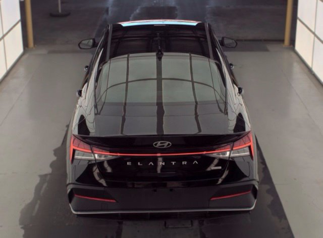 Used 2025 Hyundai Elantra Hybrid FWD image 6