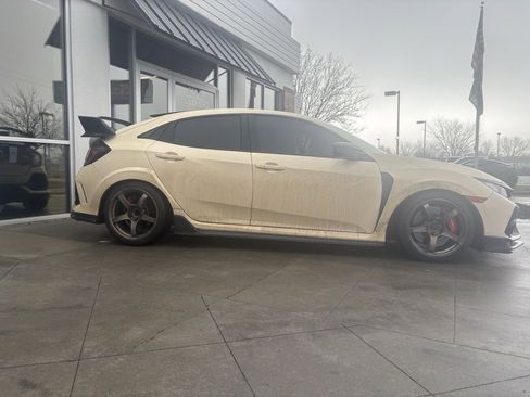 Used 2017 Honda Civic Type R image 9