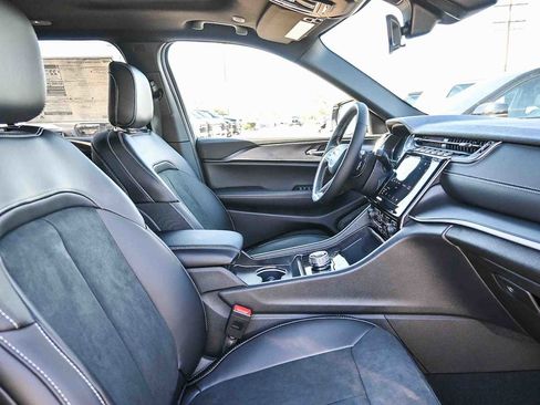 New 2025 Jeep Grand Cherokee Altitude image 19