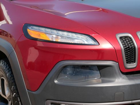 Used 2014 Jeep Cherokee Trailhawk w/ Leather Interior Group AWD/4WD image 17