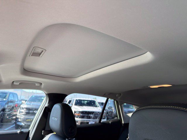 Used 2025 Chevrolet Trax ACTIV w/ Sunroof Package FWD image 18