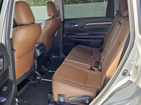 Used 2018 Toyota Highlander Limited Platinum image 4