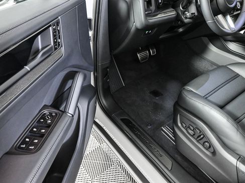 New 2026 Porsche Cayenne GTS image 9