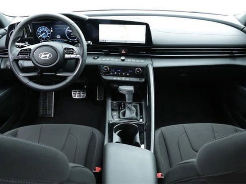 Certified 2025 Hyundai Elantra SEL image 25