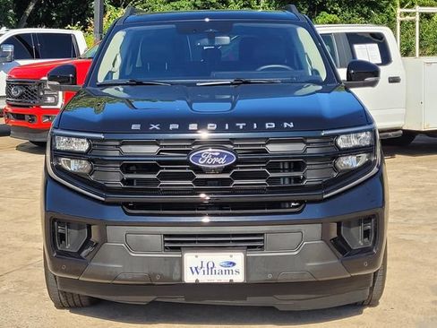 Used 2025 Ford Expedition Max Active RWD image 2