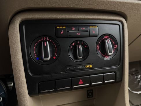 Used 2013 Volkswagen Beetle 2.0T image 25