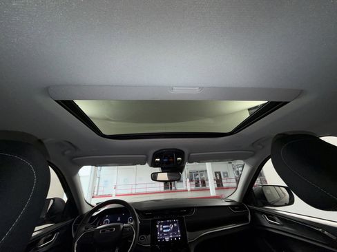 Used 2023 Jeep Grand Cherokee Laredo w/ Luxury Tech Group I image 23