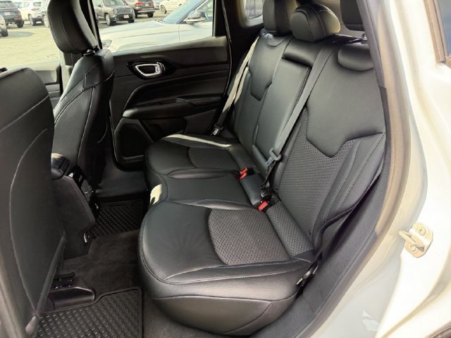 Used 2025 Jeep Compass Latitude w/ Convenience Group AWD/4WD image 13