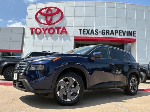 Used 2026 Nissan Rogue SV FWD image 2